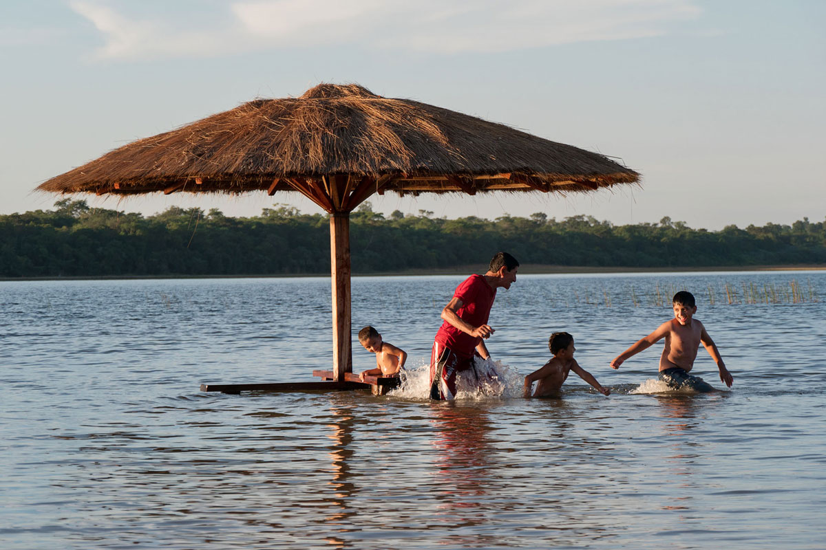 Laguna blanca paraguay san pedro personnes jouant dans l'eau