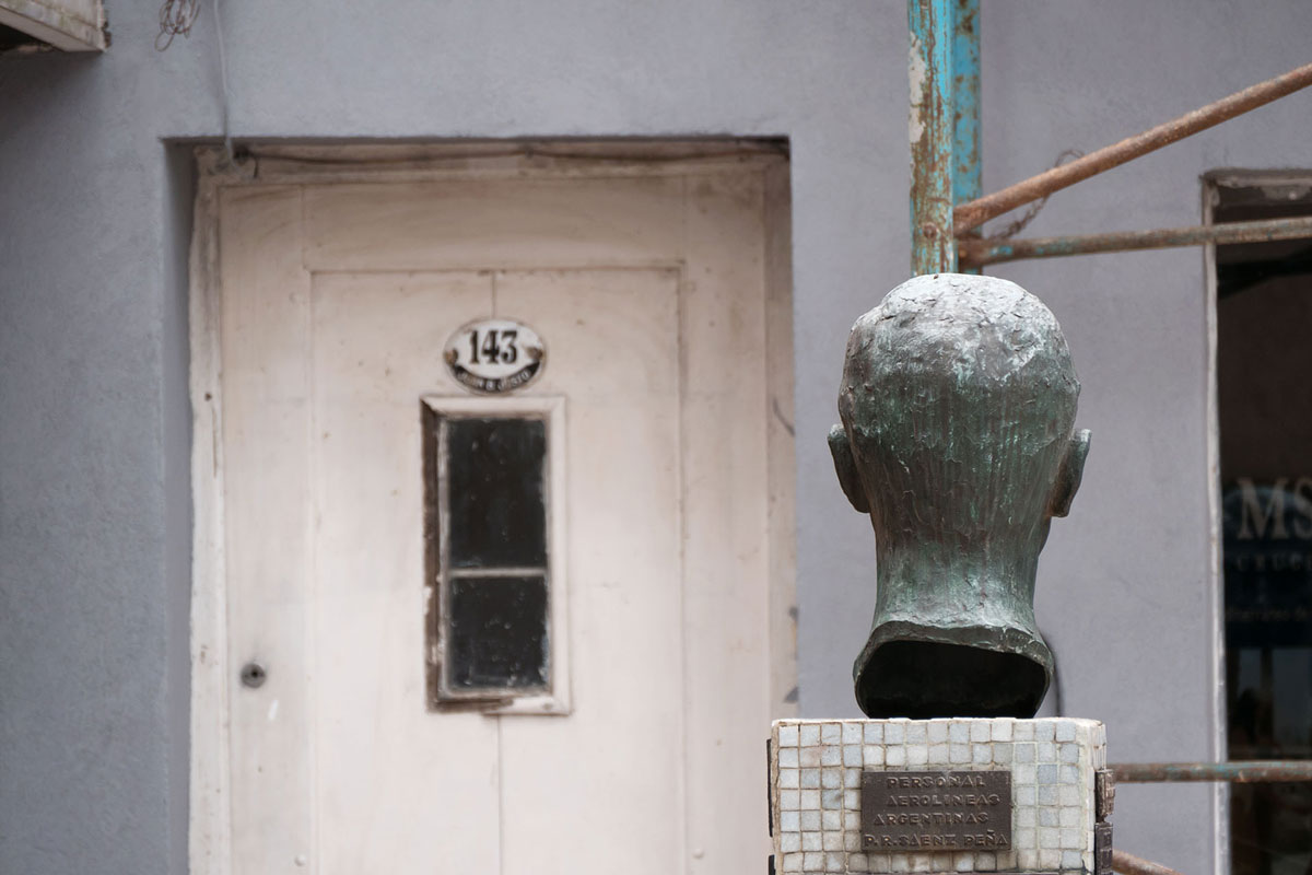 Resistencia chaco argentina escultura Cabeza Guillermo Hillcoat puerta