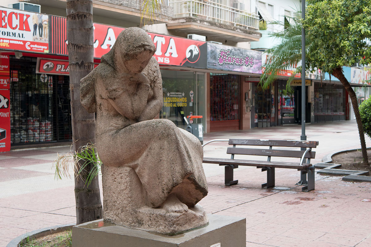 Resistencia chaco argentina escultura mujer del exodo soledad