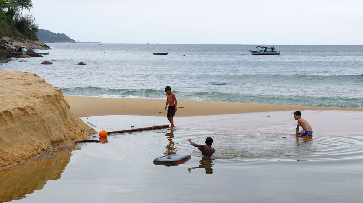 Ilha Grande Proveta enfants jouent dans l'eau