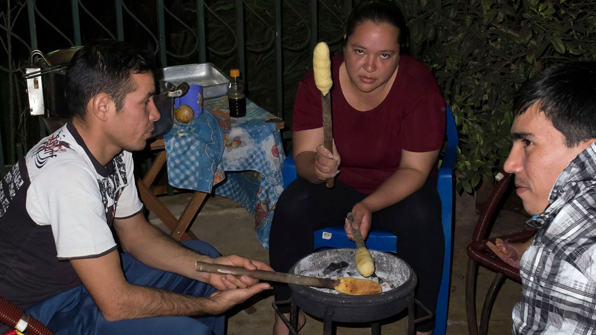 Paraguay gastronomie préparation braises chipa kavuré