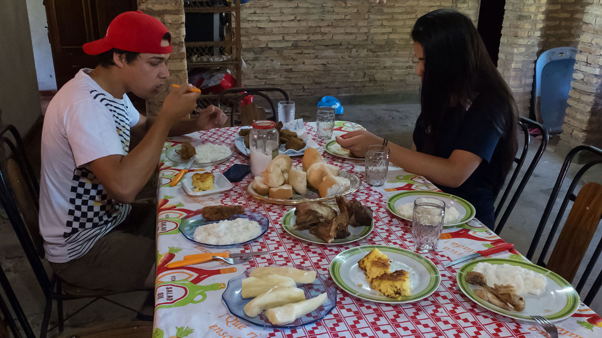 Paraguay gastronomie déjeuner maison table famille paraguayenne