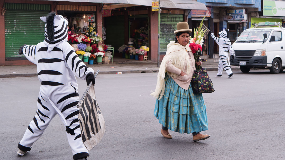Bolivie Cholita zèbres passage piétons