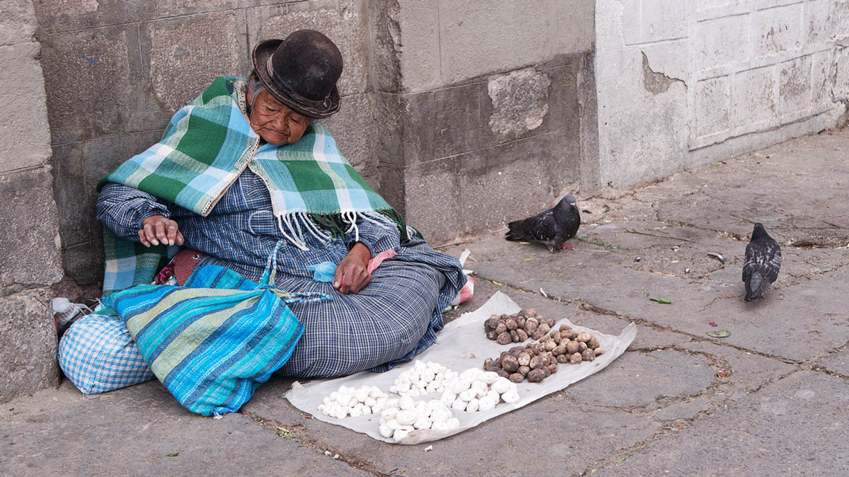 Bolivie Cholita vendeuse de rue chuño
