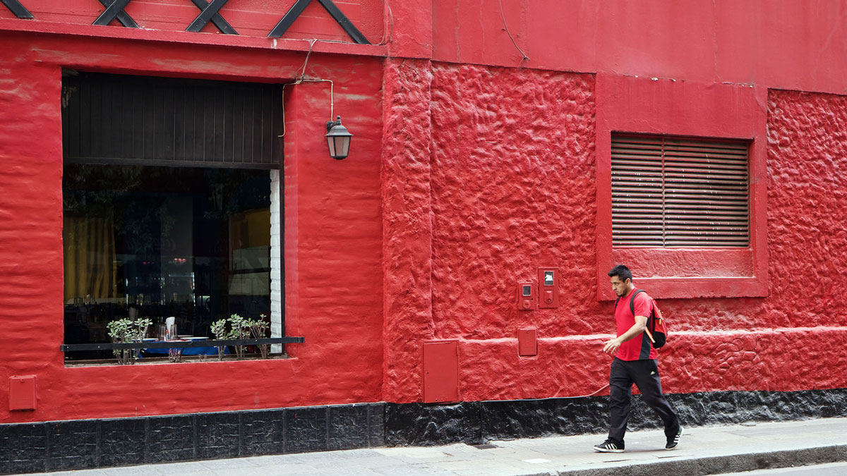 Argentine Tucuman Street Photography restaurant rouge noir